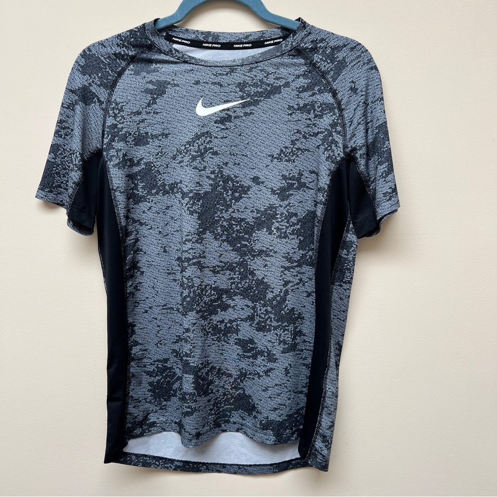 Nike Pro Dri-FIT Standard Fit Shirt in Light Gray